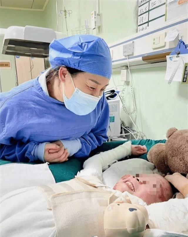 网红发现小巷美食同时，慷慨解囊捐款30万助力燃气爆炸烧伤妈妈的重生之路