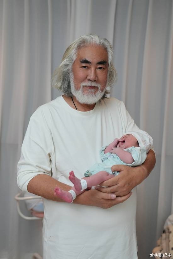 科技重塑人生，73岁张纪中再次成为父亲，展现科技的力量与生命的奇迹