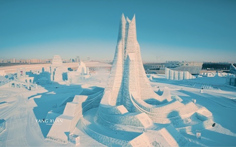 哈尔滨冰雪大世界全新扩展，探秘小巷中的冰雪奇缘与隐藏瑰宝，规模达百万平米！