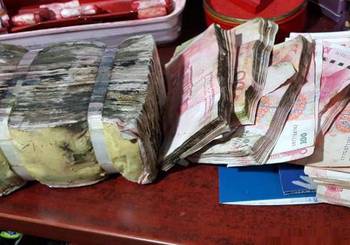 8万现金烧成炭 银行剥离清点救回2万