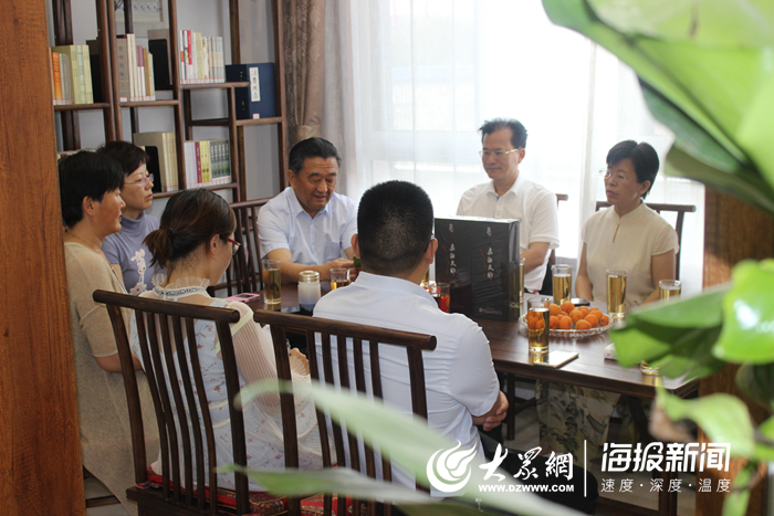 作协主席酒店闹事引发争议，小巷深处的独特小店背后的故事