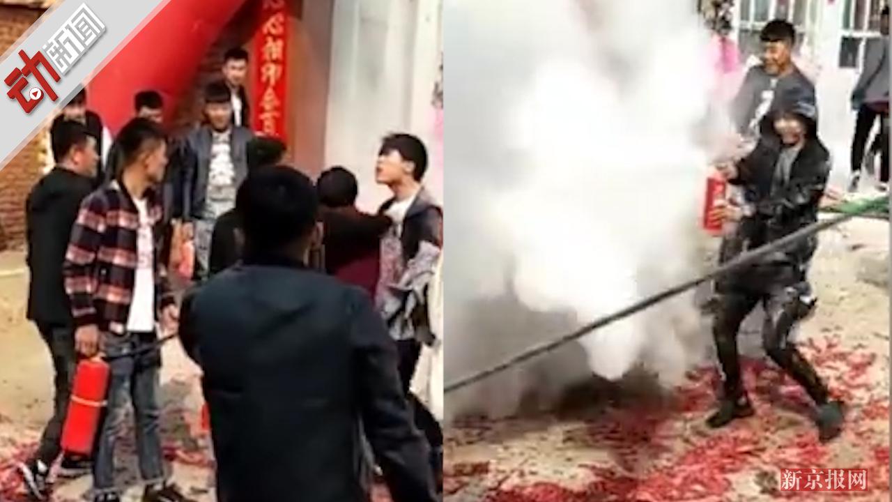 女子挑衅遭灭火器喷射，安全重于泰山，切勿以身试险！