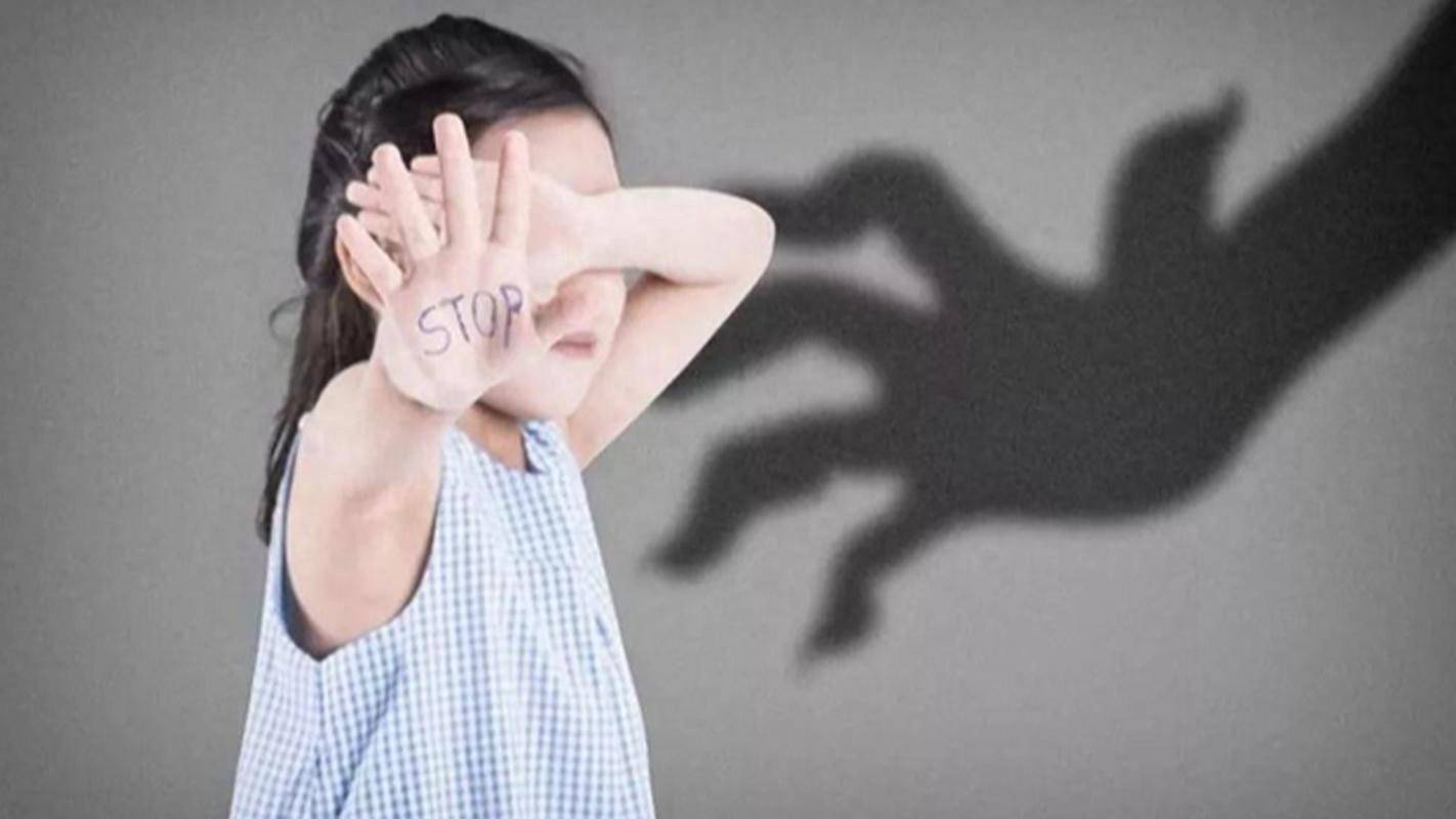 关于未成年男孩向女童泼开水无需承担刑责的深度解析与探讨