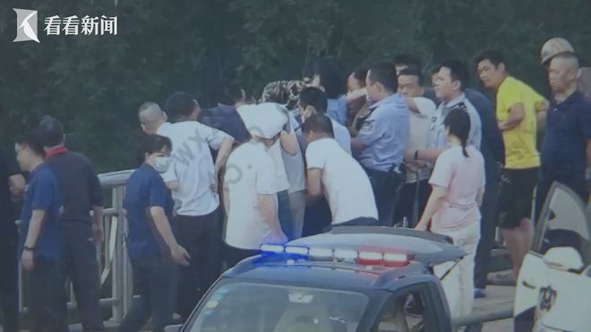 民警合力救下跳桥男子，高科技装备提升公共安全水平