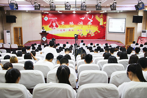 足协召开反思讲堂，振奋人心之旅，应对0-7失利挑战，重塑中日足球精神面貌。