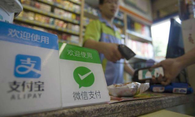 应对老人扫码领免费鸡蛋被偷开免密支付的风险，指南与警示标题
