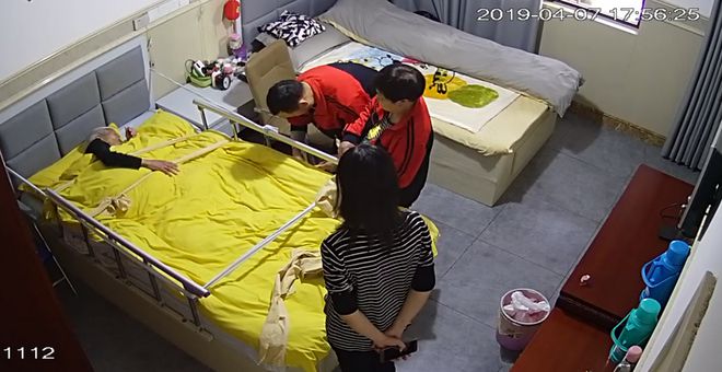 老伯打死护工引发意外冲突，报警事件震惊接警员
