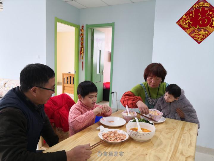 🔥官方回应学生自带饭菜需蹲教室外用餐？引发争议🔥