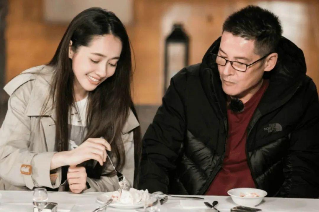 向佐怒斥大学表情包打卡收款现象，科技融合生活的挑战与反思