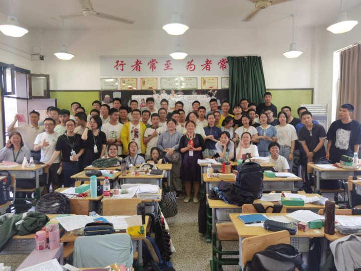 学生自带饭需蹲教室外吃？官方回应完整步骤指南及解读