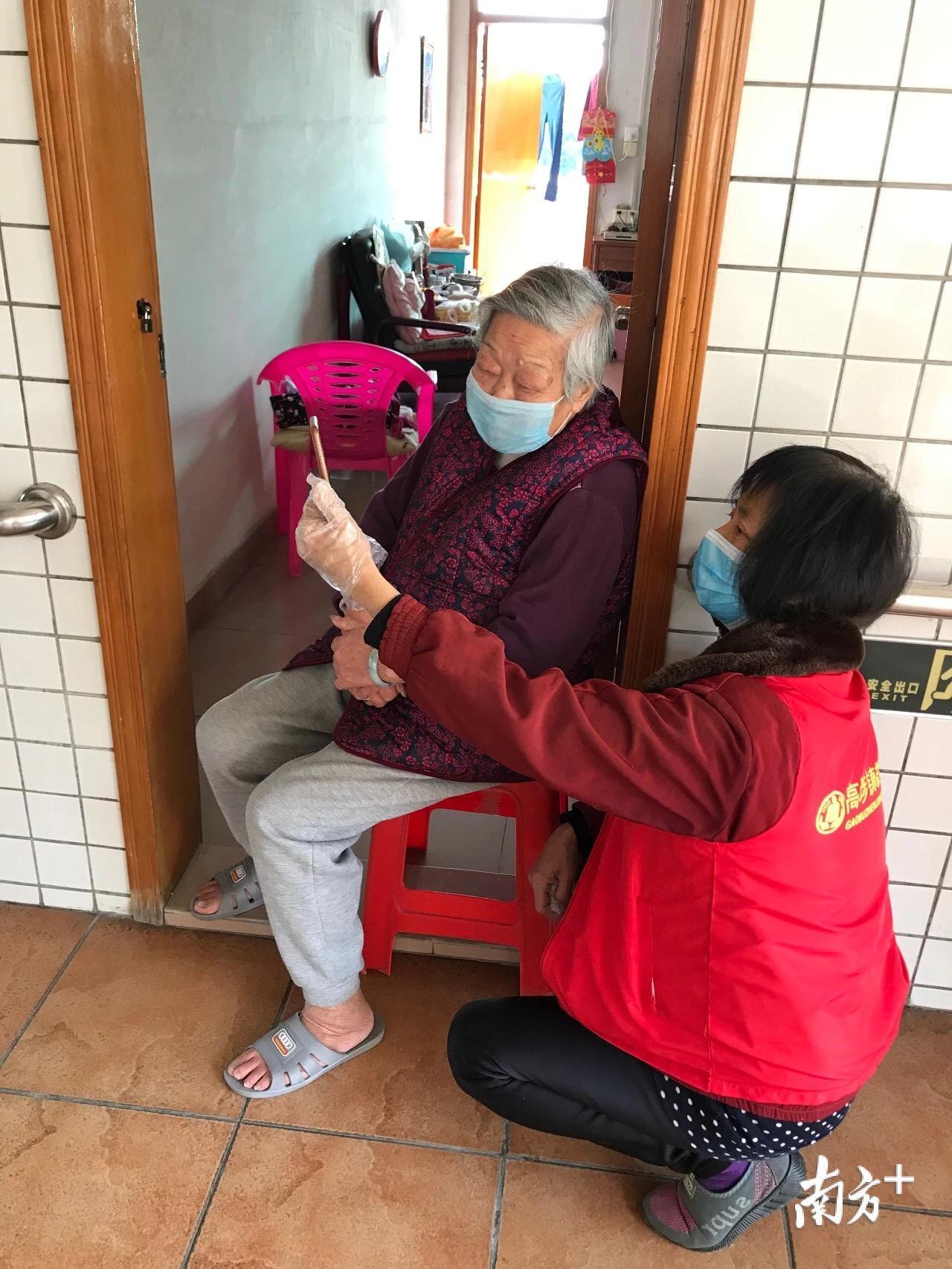 老伯打死护工引发接警员恐慌事件，震惊社会的暴力事件曝光