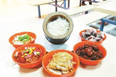 关于带饭学生能否进食堂的回应，教育局作出解答