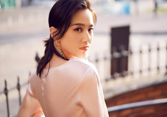 杨子侄女坚定支持黄圣依，背后的力量见证变化、学习与自信之路