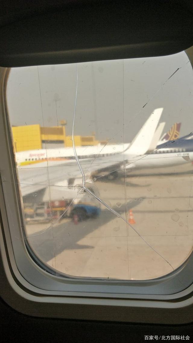 客机高空飞行驾驶舱玻璃裂痕紧急处理！