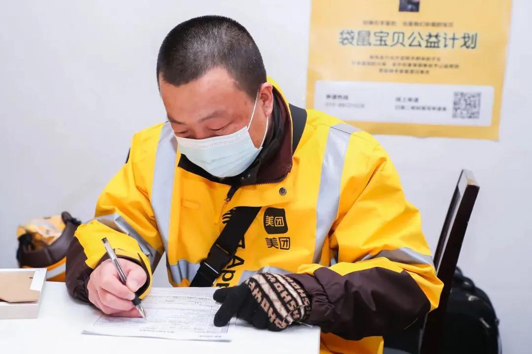 骑手带患儿送外卖现象解析，真相揭秘与深度探讨