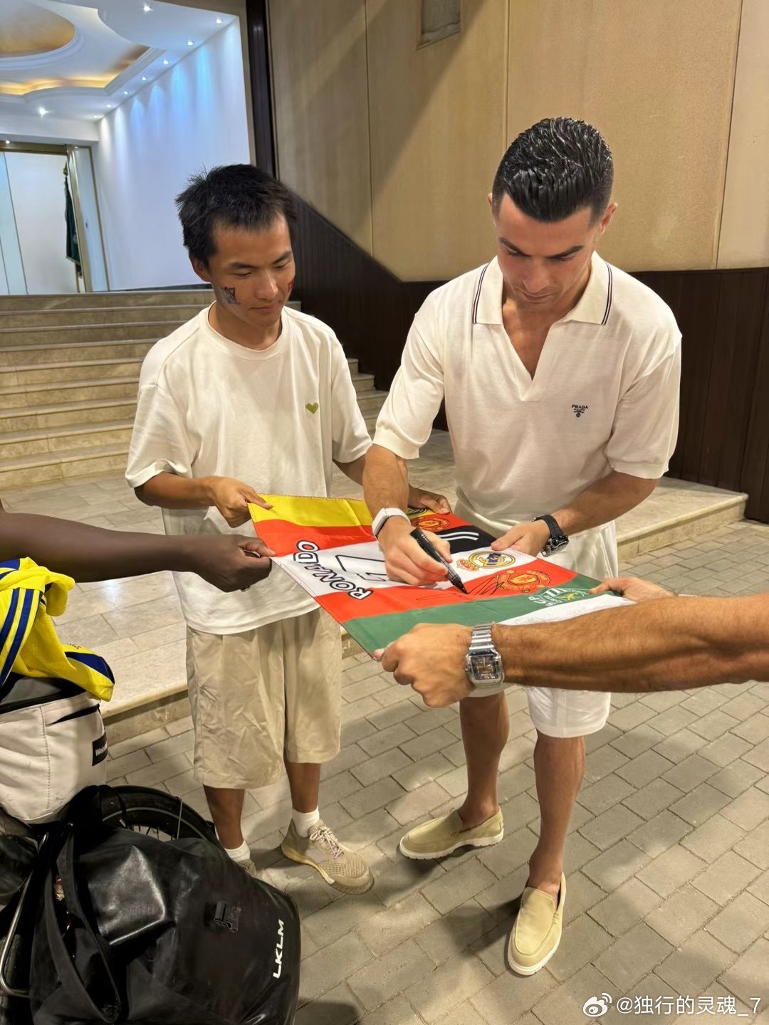 中国球迷骑行半年见证梦想，科技之旅遇见C罗