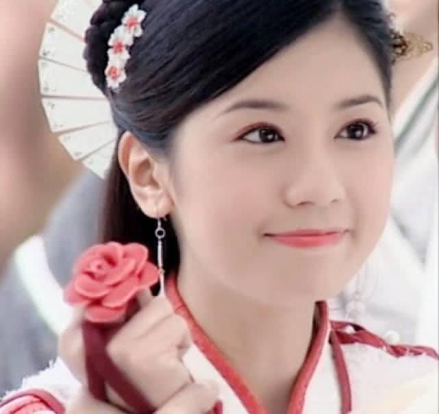贾静雯女儿反对下的短发之旅，变化背后的勇气与自信启示