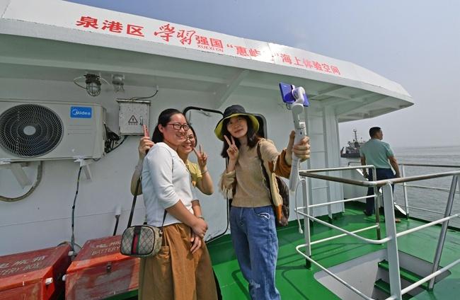 辽宁舰航母编队参与围岛演习，彰显海上强国力量与风采