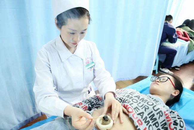 妙手回春！医生一分钟复位治愈6岁萌娃骨折，医术与人道关怀的展现