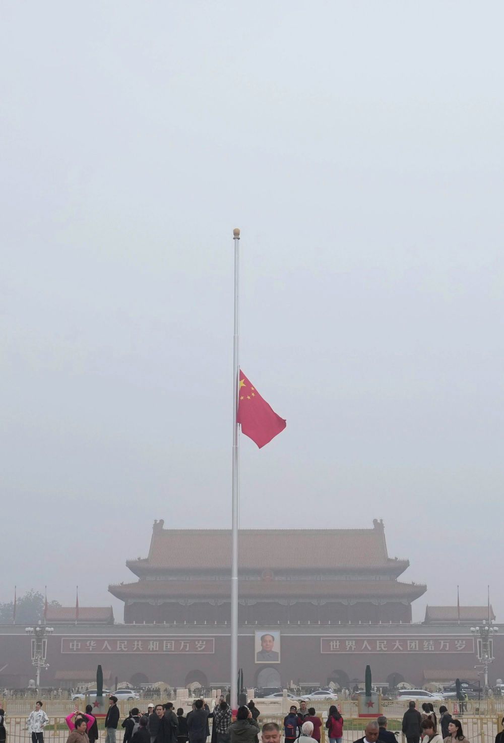 天安门下半旗悼念吴邦国同志，缅怀一生奉献的传奇人生