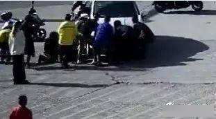 轿车自燃爷孙被困事件，众人合力救援行动探讨