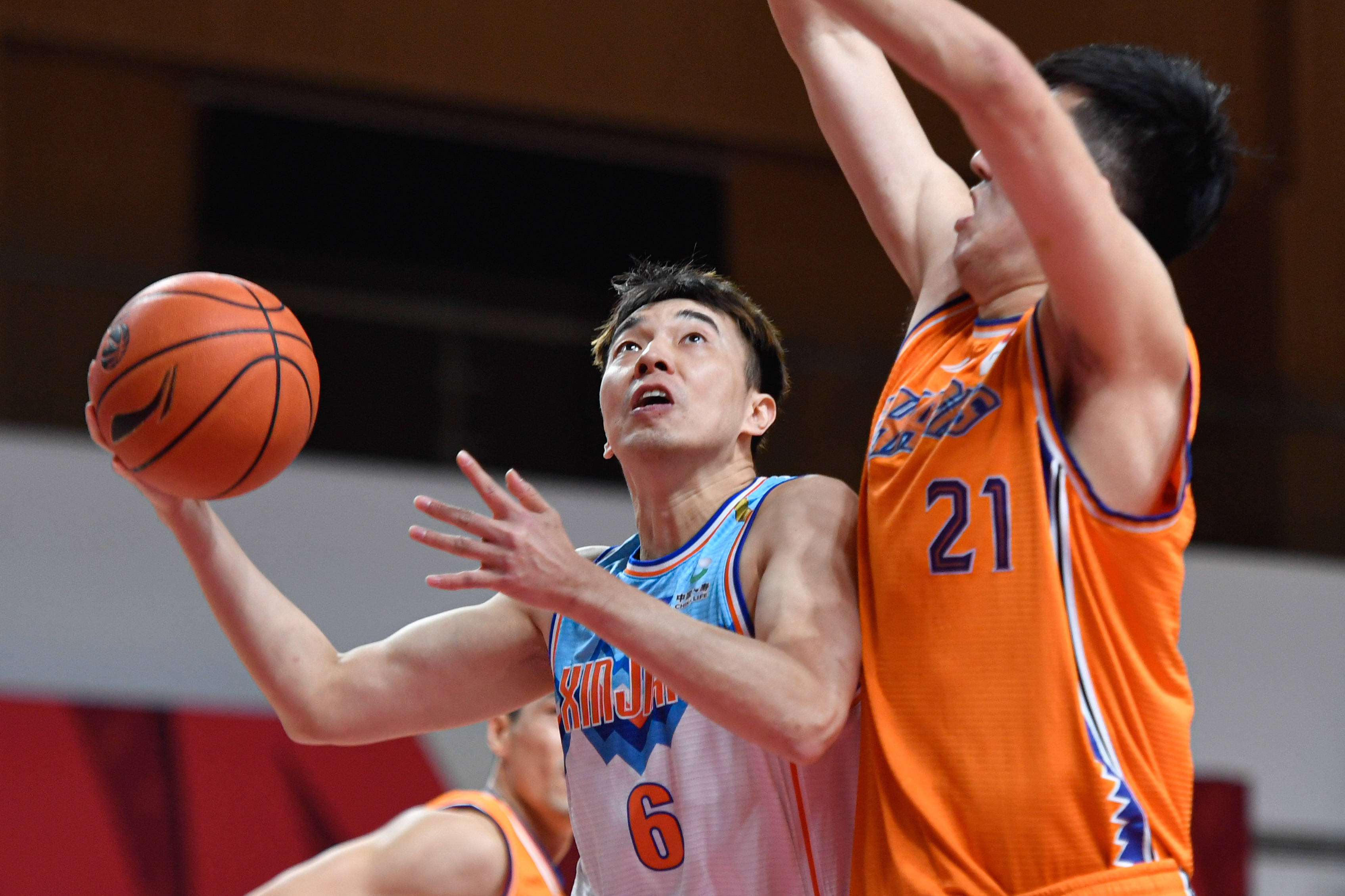 CBA北京加时逆袭上海，篮球盛宴下的美食奇遇