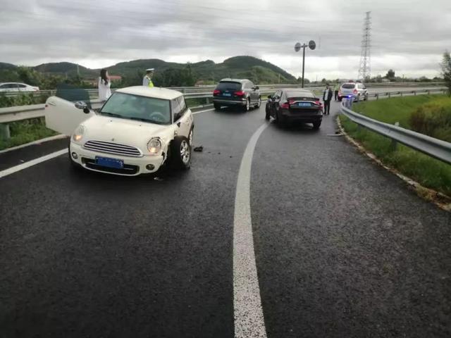 高速逆行老头乐引发车祸，安全驾驶需警惕