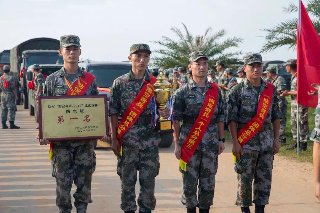 两位女兵时隔74年后的偶遇，穿越时光的自然之旅散步