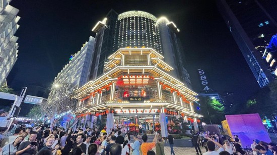 浙江七匹马意外跨城之旅，上海Citywalk的意外访客与多方观点碰撞