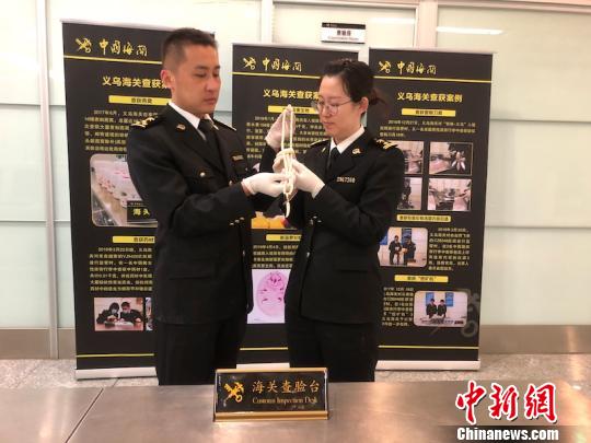 旅客携带大量球星卡入境遭海关查获，应对指南与步骤解析