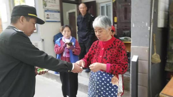 女子小区摔骨折索赔巨款引发争议，起诉物业赔偿事件曝光