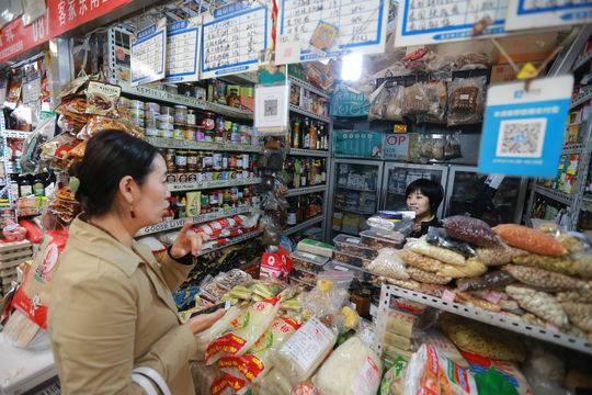 探访小巷独特小店，为世界经济发展注入确定性与正能量
