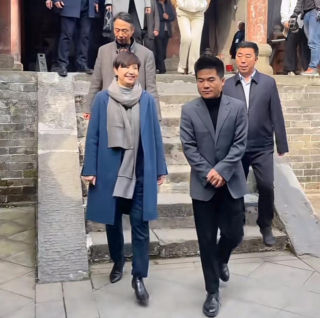 董宇辉离开后新东方首份季报，小巷特色小店探秘与业绩分析