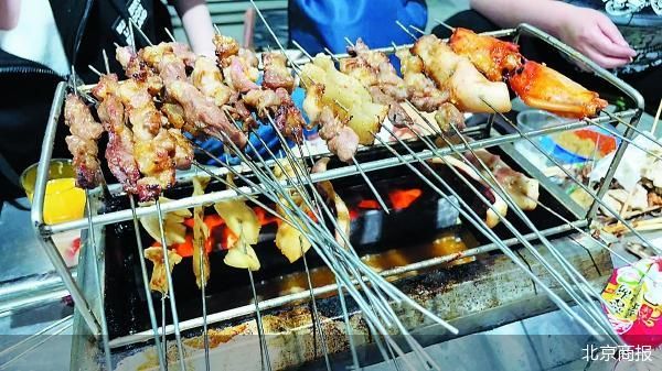 烧烤店老板娘，旅行魅力与内心平静的展现，无畏打击报复的挑战