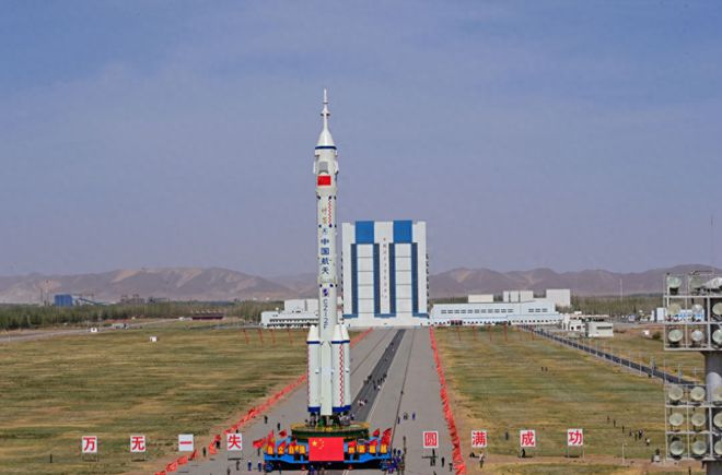 神十九船箭组合体准备就绪，探索星辰秘境，小巷中的宇宙探索之旅