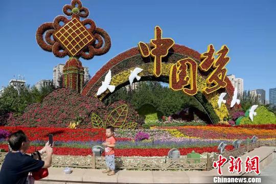 长安街鲜花传递时代记忆与情感，近千家庭收获昔日盛景花束