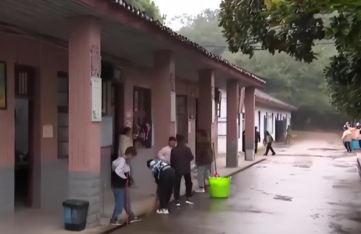 省委书记乡村小学暗访，电子设备使用状况堪忧