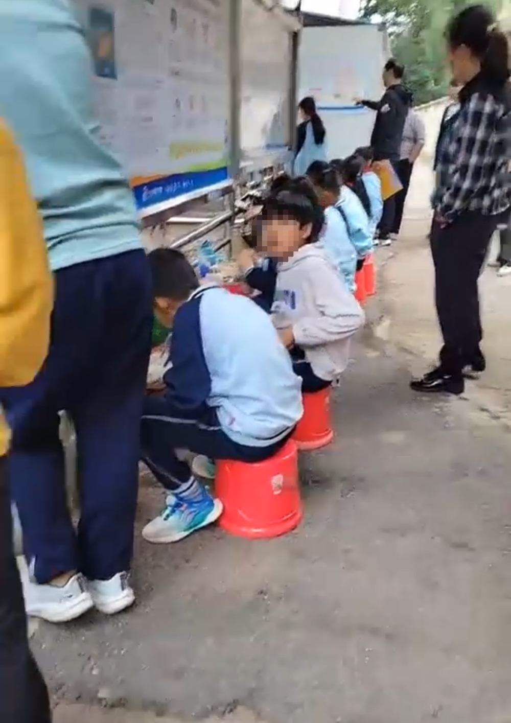 自带饭需蹲教室外吃