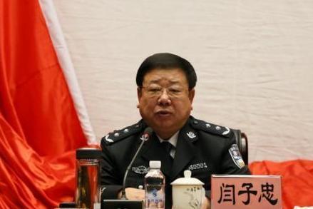 涉黑公安局原副局长妻子逃至国外，道德、法律与个人立场的纠葛探讨