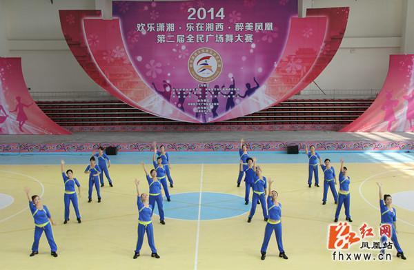 最新广场舞2014，巷弄深处的舞蹈天堂，风情小店等你来探
