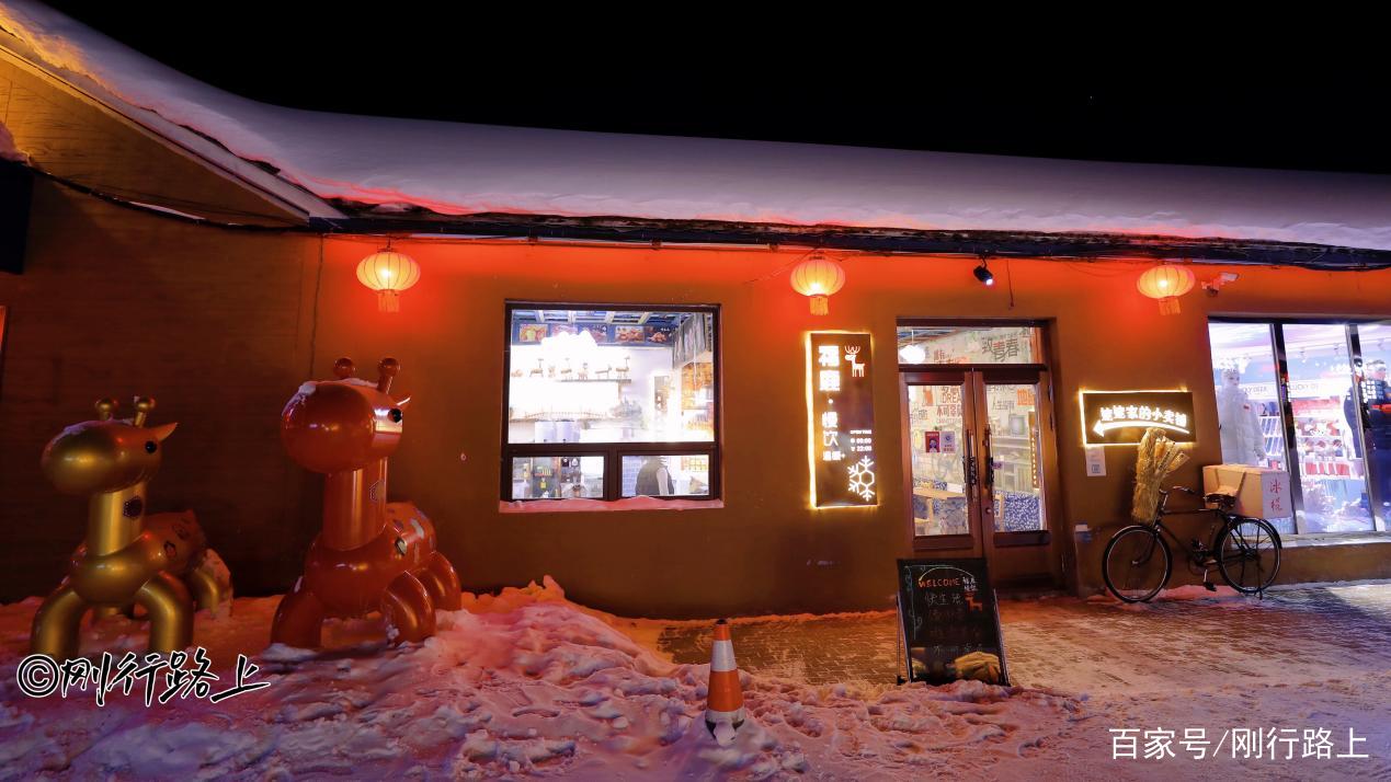 雪中小巷的特色小店探秘之旅