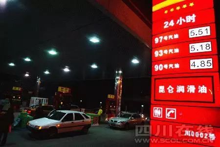 92号汽油涨价最新动态，特色加油站与美食秘密揭秘