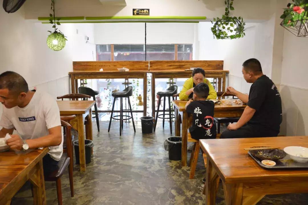最新逗比图，小巷风情小店的独特魅力