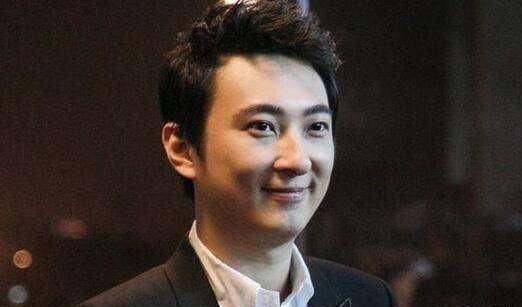 虎牙男星的自然之旅，探索内心平静与喜悦的征途