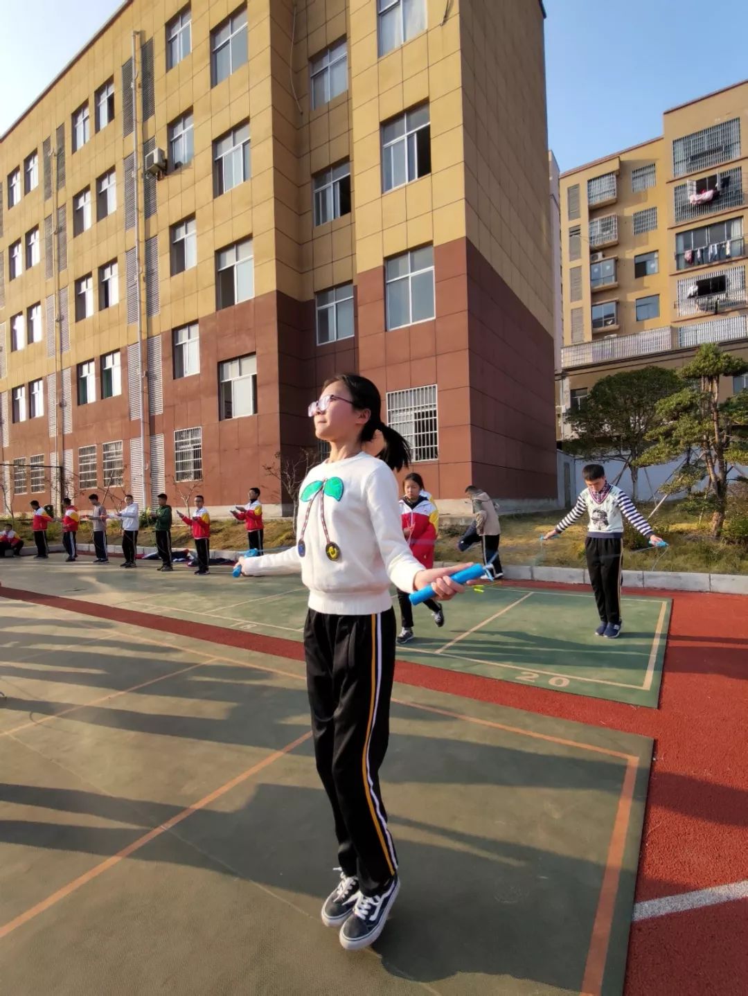 紧张刺激的跳绳比赛对决瞬间