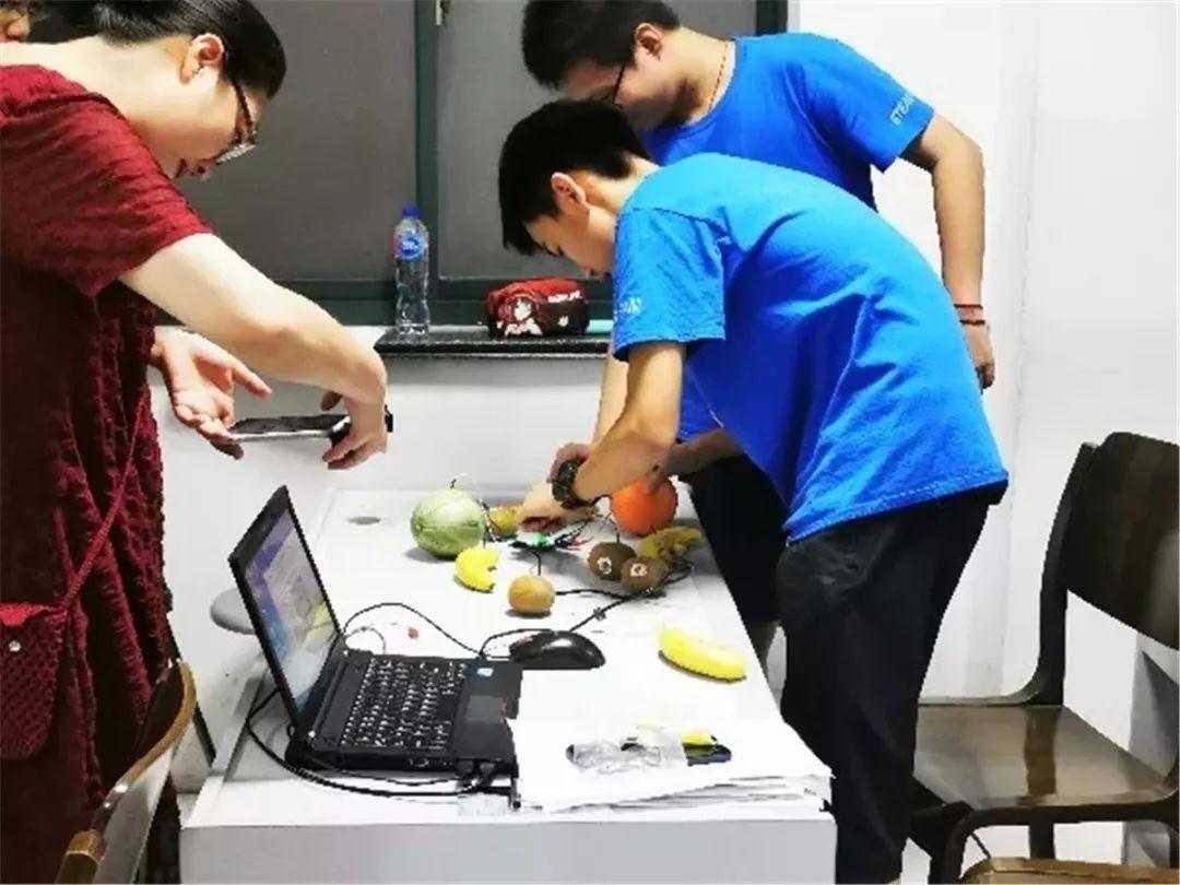 会弹钢琴的明星，蜕变之路，旋律中的自信与成就感