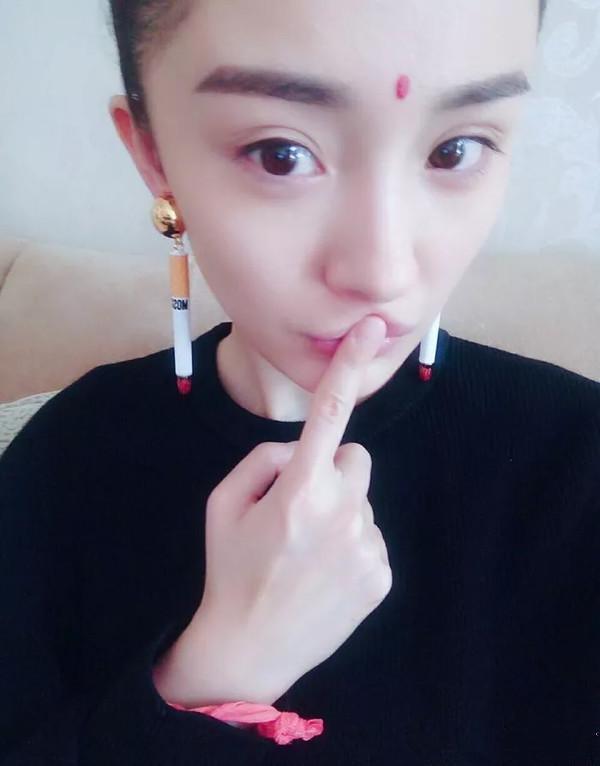 张碧晨拥抱自然美景，探寻内心宁静之旅的最新动态