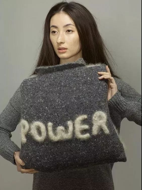 迪丽热巴最新美图，城市漫步的日常小确幸之美