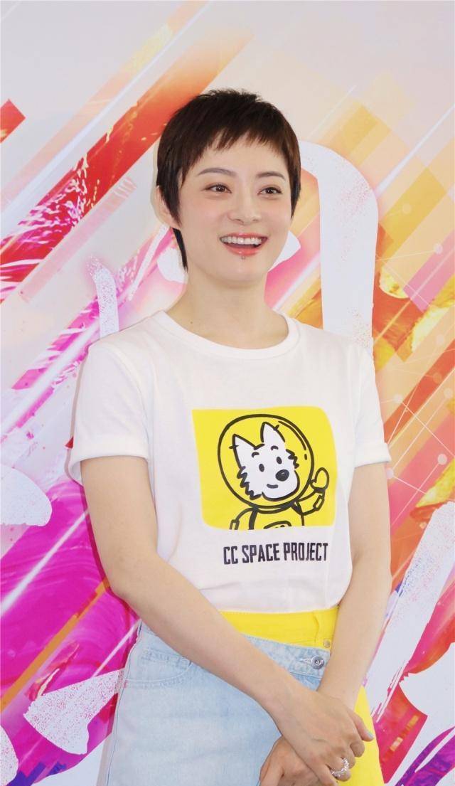 孙俪最新发型半丸子头，小巷中的美发秘密天堂